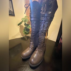 Knee high boots SIZE 9